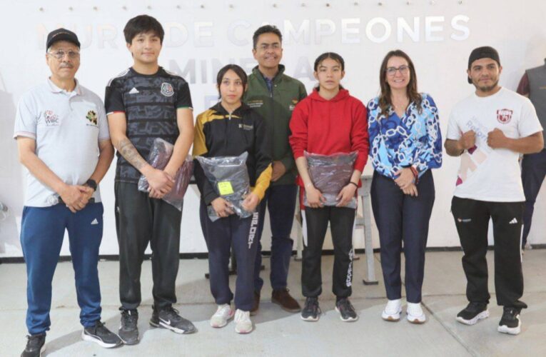 RECIBEN UNIFORMES DELEGACIÓN DE BOXEO DE MINERAL DE LA REFORMA