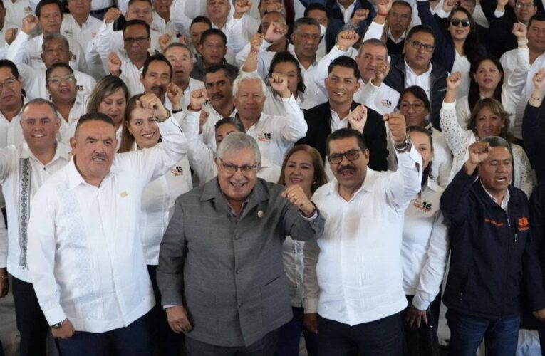 Preside Alfonso Cepeda histórica toma de protesta a 4700 representantes sindicales en la Sección 15 del SNTE
