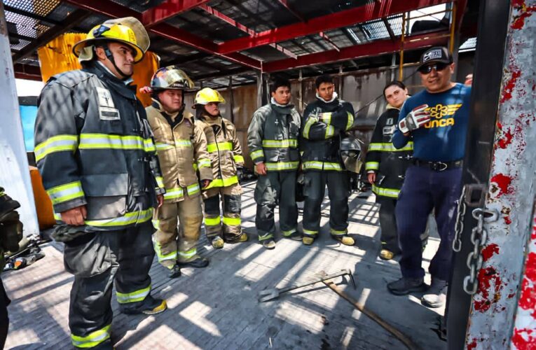 Cinco bomberos de Pachuca se certifican bajo estándar internacional