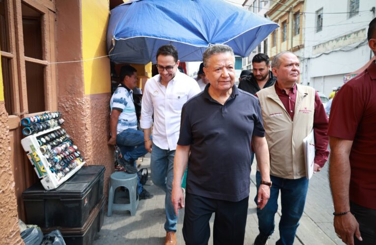 Julio Menchaca supervisa obras en el centro de Pachuca que mejoran la vida cotidiana de las familias