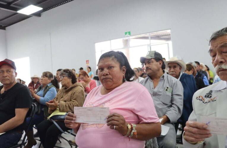 Son entregados apoyos económicos por casi un millón de pesos a productores afectados por contingencias