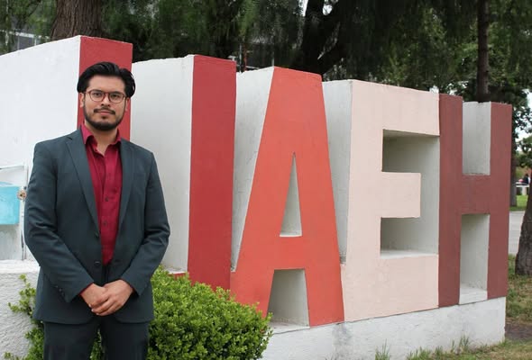 Presión digital y expectativas sociales detonan el “debeísmo” en universitarios