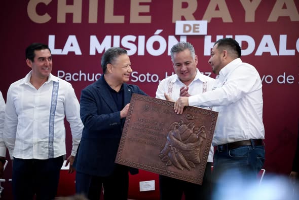 Julio Menchaca y el IMPI protegen producción del chile rayado de La Misión
