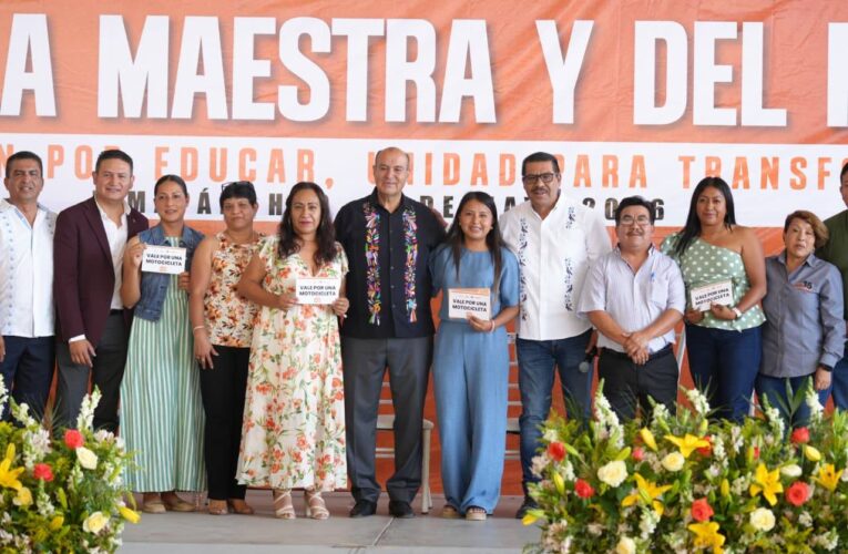 FESTEJAN A DOCENTES DE LA REGIÓN ZIMAPÁN