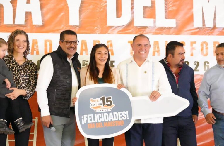 Con gran emoción, júbilo y fraternidad celebran al colectivo docente en la Sierra hidalguense