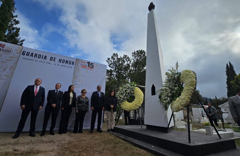 REALIZA SECCIÓN 15 DEL SNTE GUARDIAS DE HONOR POR DÍA DEL MAESTRO