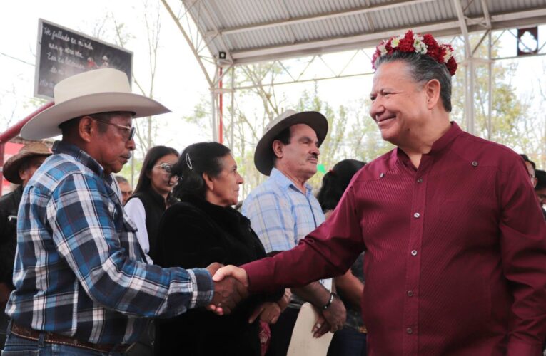 Julio Menchaca respalda transformación de Lolotla con más de 105 millones de pesos