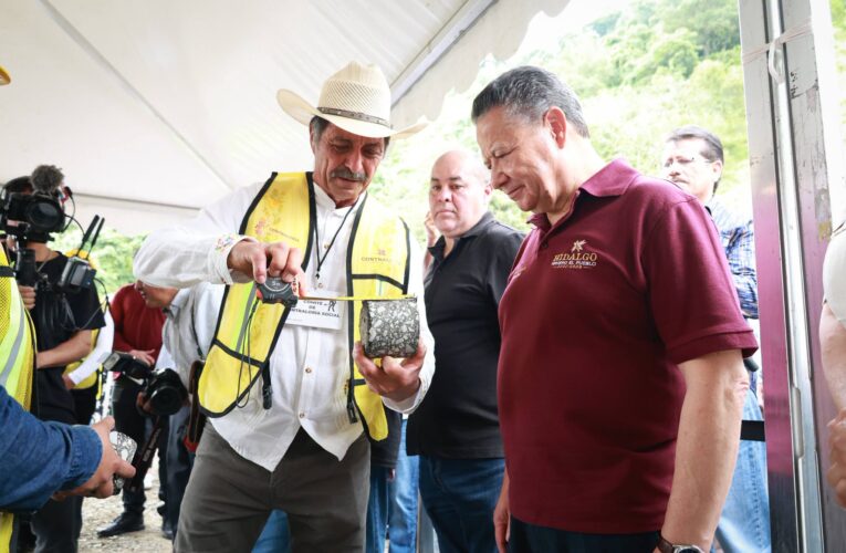 En Xochicoatlán, Julio Menchaca reafirma compromiso para reconstruir Hidalgo         